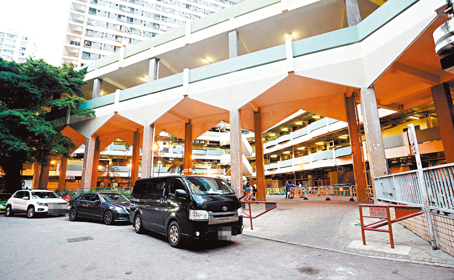 ●申訴專員公署主動調查發現,部分屋邨違泊情況嚴重,更有車輛違泊在緊急通道。圖為友愛邨。香港文匯報記者曾興偉 攝