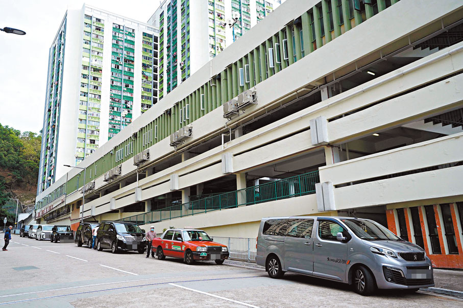 ●申訴專員公署點名提及麗瑤邨的違泊情況。香港文匯報記者曾興偉 攝