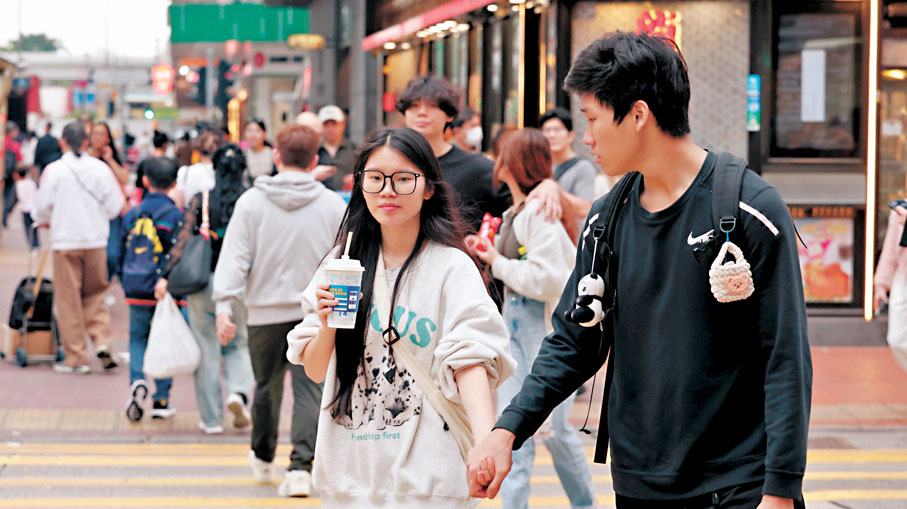 ●今天是不少年輕人重視的白色情人節。 香港文匯報記者黃艾力 攝