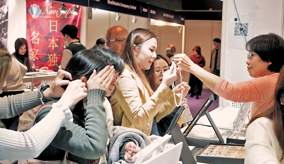 ●雖然珍珠於過去一年漲幅超過50%,但仍吸引不少買手購買。 香港文匯報記者曾興偉 攝