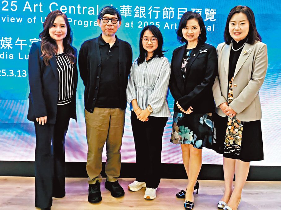 ●大華銀行的管理層葉楊詩明(右二)、鄭濬(右一)、李嘉欣(左一)很支持水墨藝術家吳觀麟及最具潛質藝術家年獎獲得者鄒璐。 作者供圖
