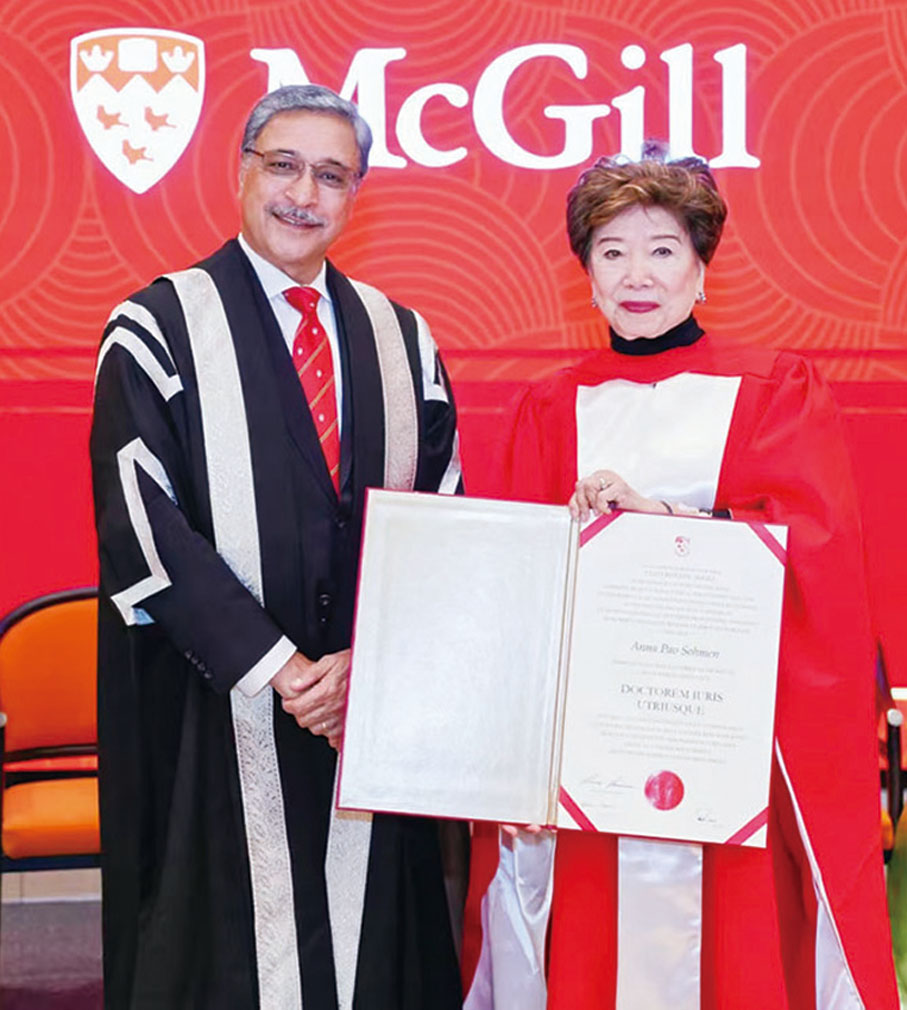 ●麥吉爾大學校長Deep Saini頒授榮譽法学博士學位予包陪慶(右)。