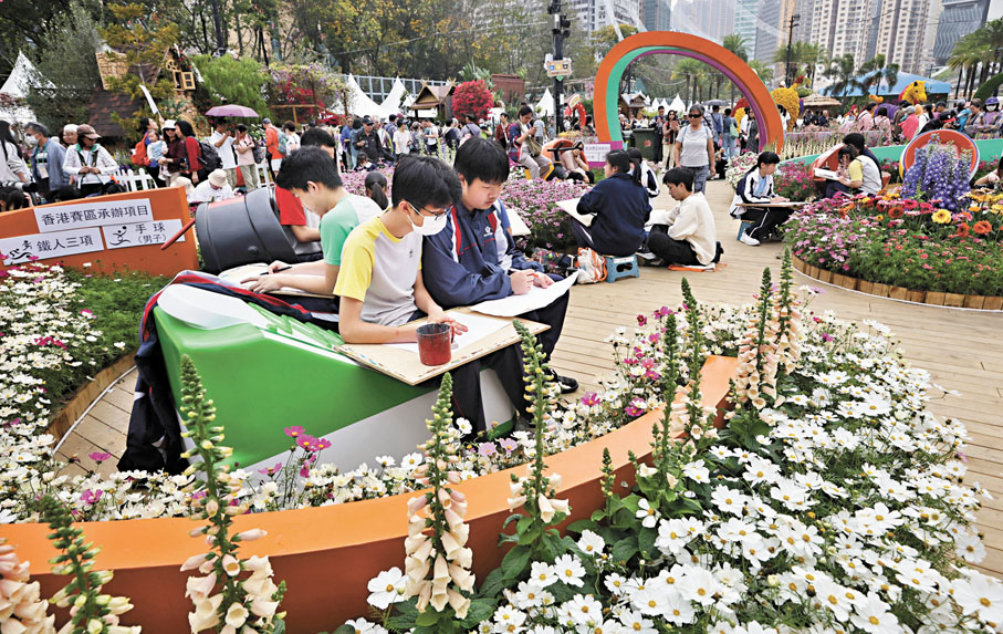 ●有學生即場參與了「賽馬會學童繪畫比賽」。香港文匯報記者郭木又 攝