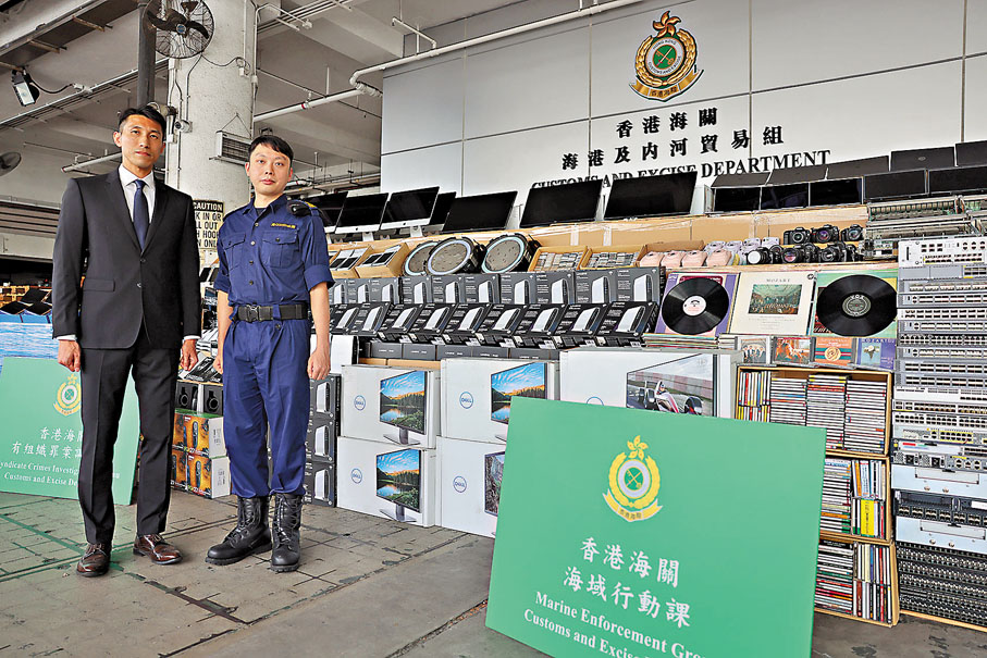 ●海關講述案件詳情及展示檢獲證物。香港文匯報記者劉友光 攝