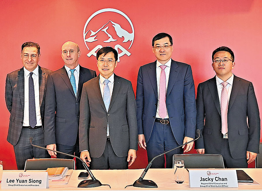 ●左起:友邦保險首席投資總監康禮賢、集團首席財務總監鍾家富、集團首席執行官兼總裁李源祥、區域首席執行官及集團首席分銷總監陳榮聲、區域首席執行官張曉宇。 香港文匯報記者曾業俊 攝