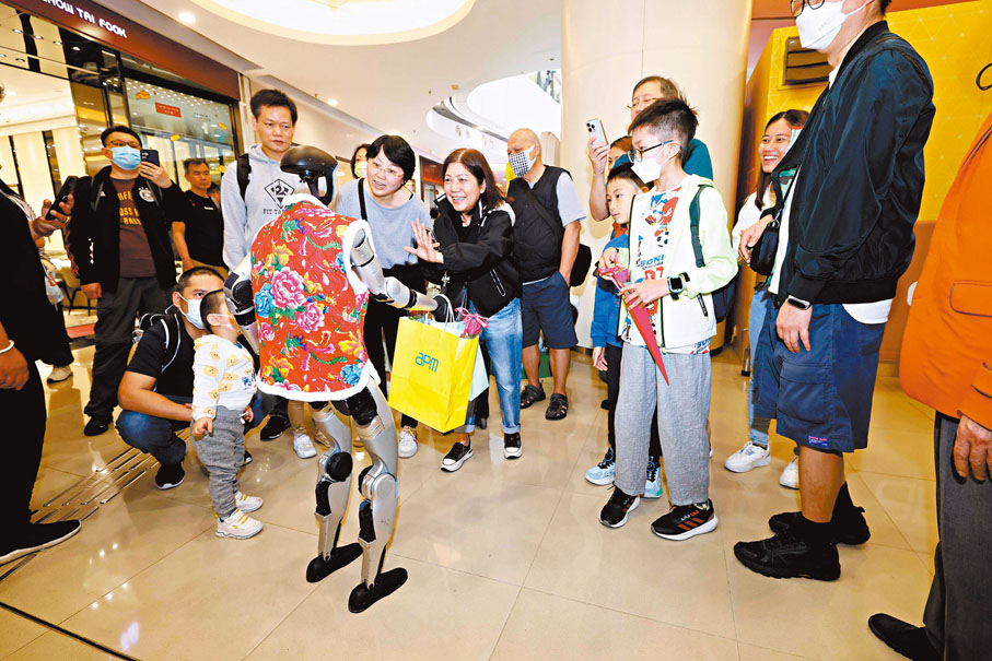 ●今年央視春晚表演爆紅的AI人形機器人，昨天起一連兩日在觀塘apm商場擔任服務大使。