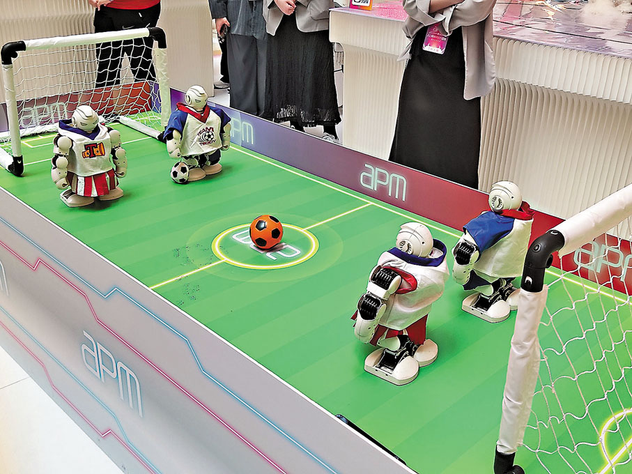 ●人形小機器人示範踢足球。香港文匯報記者梁悅琴  攝