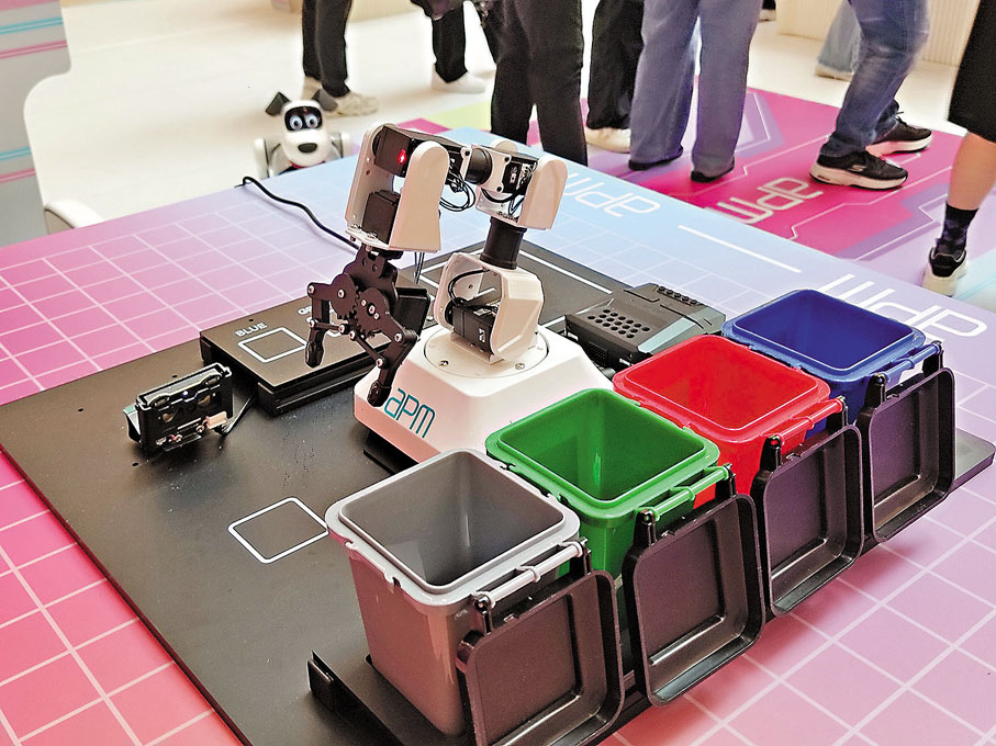 ●機器臂示範垃圾分類。香港文匯報記者梁悅琴  攝