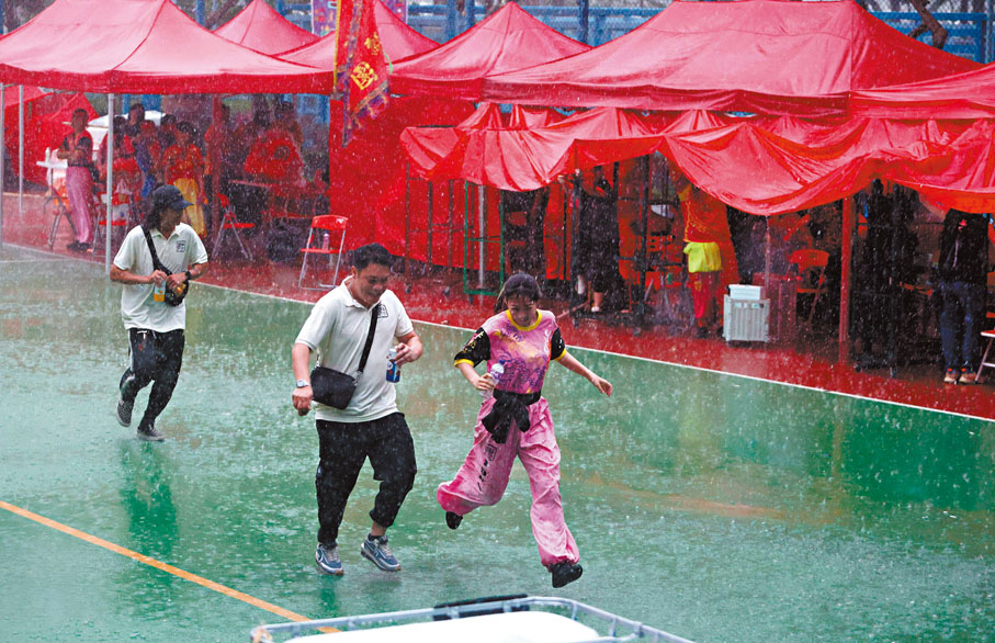 ●暴雨突襲各區，市民狼狽避雨。香港文匯報記者曾興偉  攝
