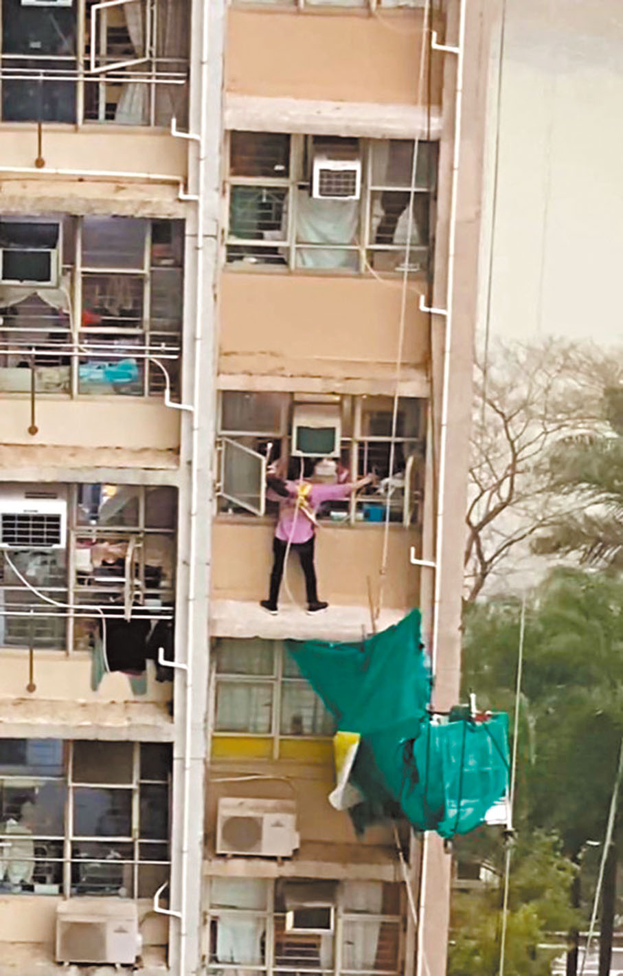 ③挨近窗口。香港文匯報記者鄺福強  攝