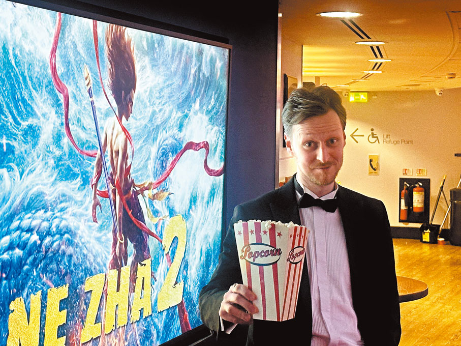 ●有英國觀眾盛裝打扮到場觀影。   中新社