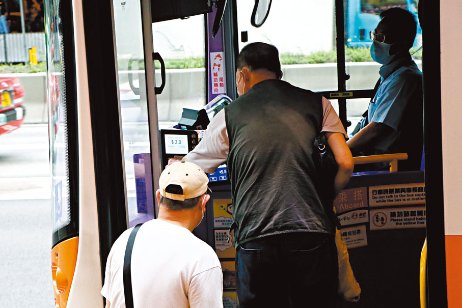 ●孫玉菡指出，調整政策有助減少「長車短搭」問題。圖為長者乘搭巴士。 資料圖片