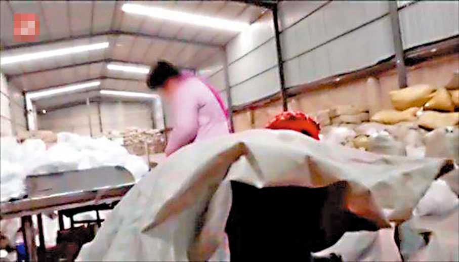 ●梁山希希紙製品有限公司的工人正在翻新殘次品衞生巾。網上圖片