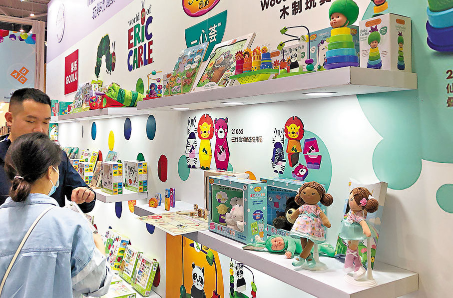 ●目前中國生產製造全球約70%的玩具。圖為多樣化與智能化的國產玩具在展示。香港文匯報記者方俊明  攝