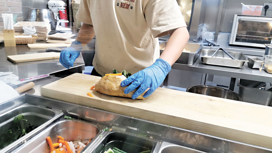 ●迷你法包，即叫即製。