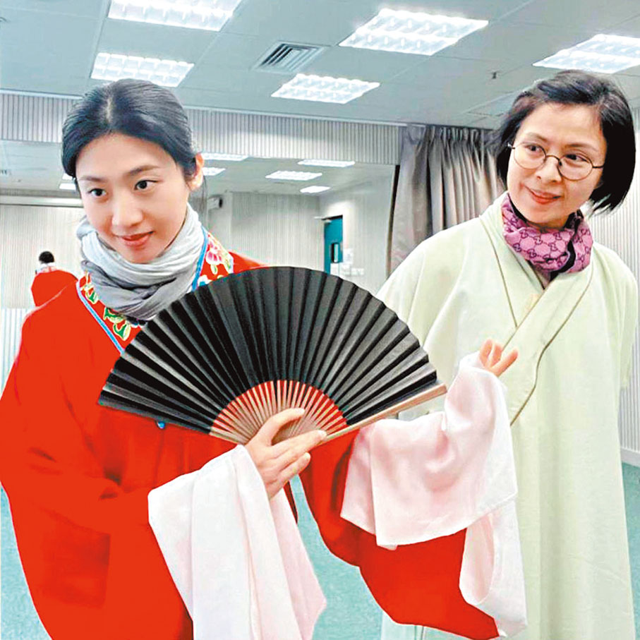 ●文華與梁非同密鑼緊鼓排戲。