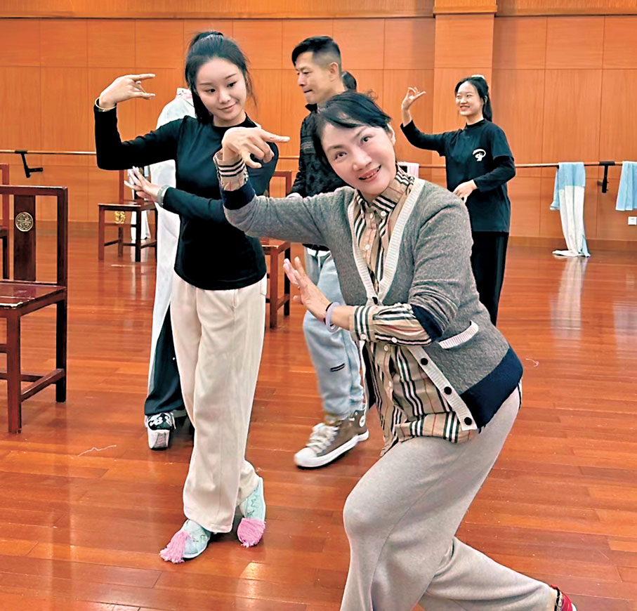 ●苗潔（前）指點學生動作。