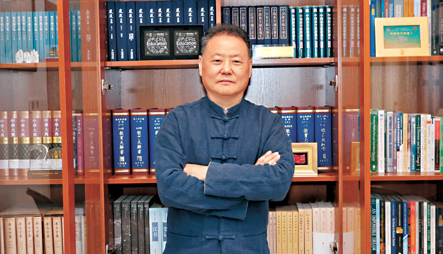 ●楊銳介紹,學院有逾百位來自世界各地的教學人員,擁有國際化的教育背景。香港文匯報記者黃艾力 攝