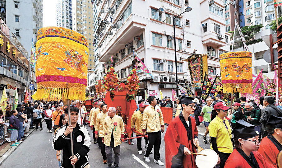 ●市民及旅客夾道歡迎。