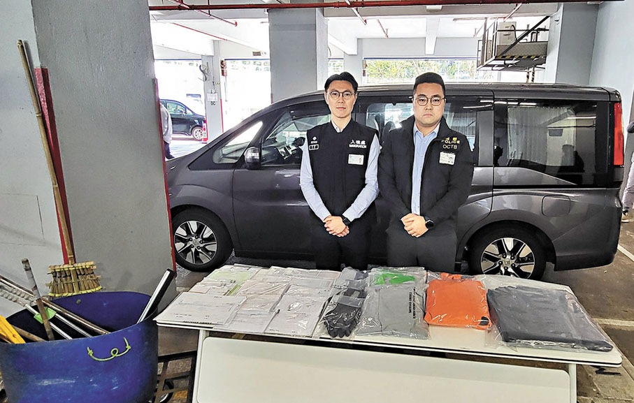 ●鄧嘉豪(左)及梁顥樺(右)公布案情及展示證物。 香港文匯報記者鄧偉明 攝