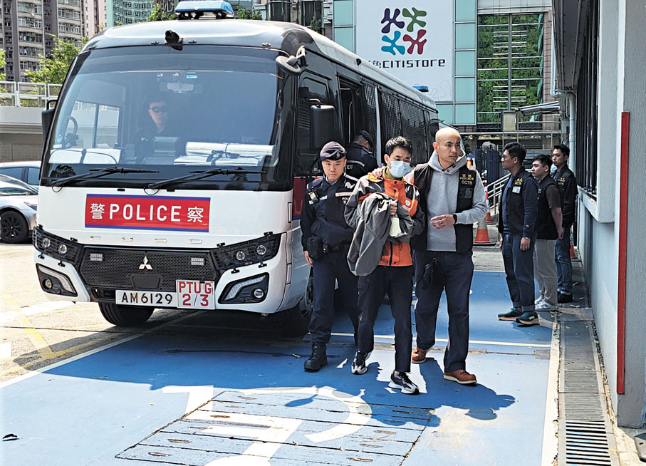 ●部分人被捕時身穿工作制服。香港文匯報記者鄧偉明 攝