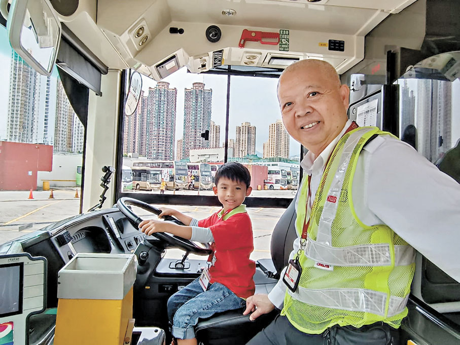 ●百川(左)一嘗當車長滋味。香港文匯報記者張茗 攝