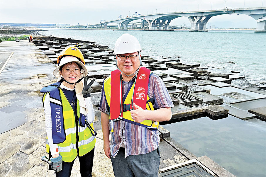 ●梁美儀(右)和團隊成員在東涌東新填海區的生態海岸線進行研究工作。城大圖片