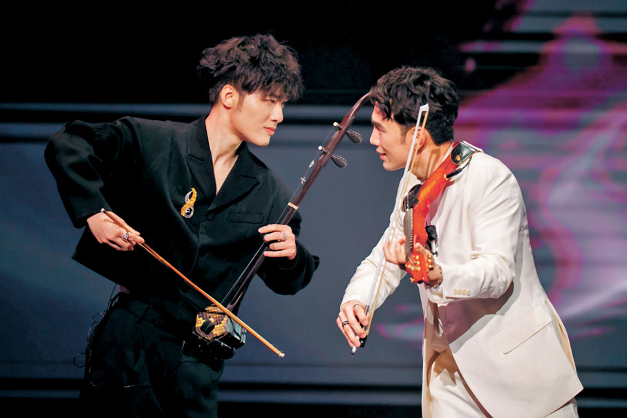 ●朱芸編(左)和王梓軒以精彩的樂器演出為頒獎典禮揭幕。