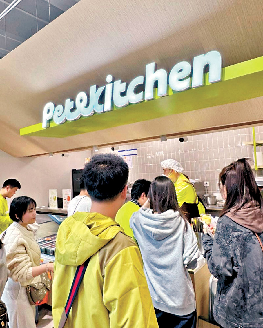 ●派特鮮生店內購買寵物鮮食的人絡繹不絕。一份寵物飯(下圖)要30至50元人民幣。 網絡圖片