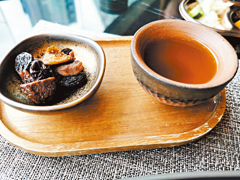 ·妙玉 《紅樓夢》作者於書中以茶來展示故事中各人的身份地位與心理和個性等,書內言及茶有達260多處,喝茶名目眾多,當中來自仕宦之家及後成為帶髮尼姑的妙玉本身是一位美人,講究品茗,博學聰穎,性格清高孤傲不合群。所以江師傅以妙玉講究品茗來點題,用上陳年果皮及雪梨、冰糖燉煮成茶湯,味道清新,猶如將妙玉氣質如蘭呈現於茶湯之中,特意以多款乾果搭配陳皮茶成「席前道奉」,為饗宴揭開序幕。