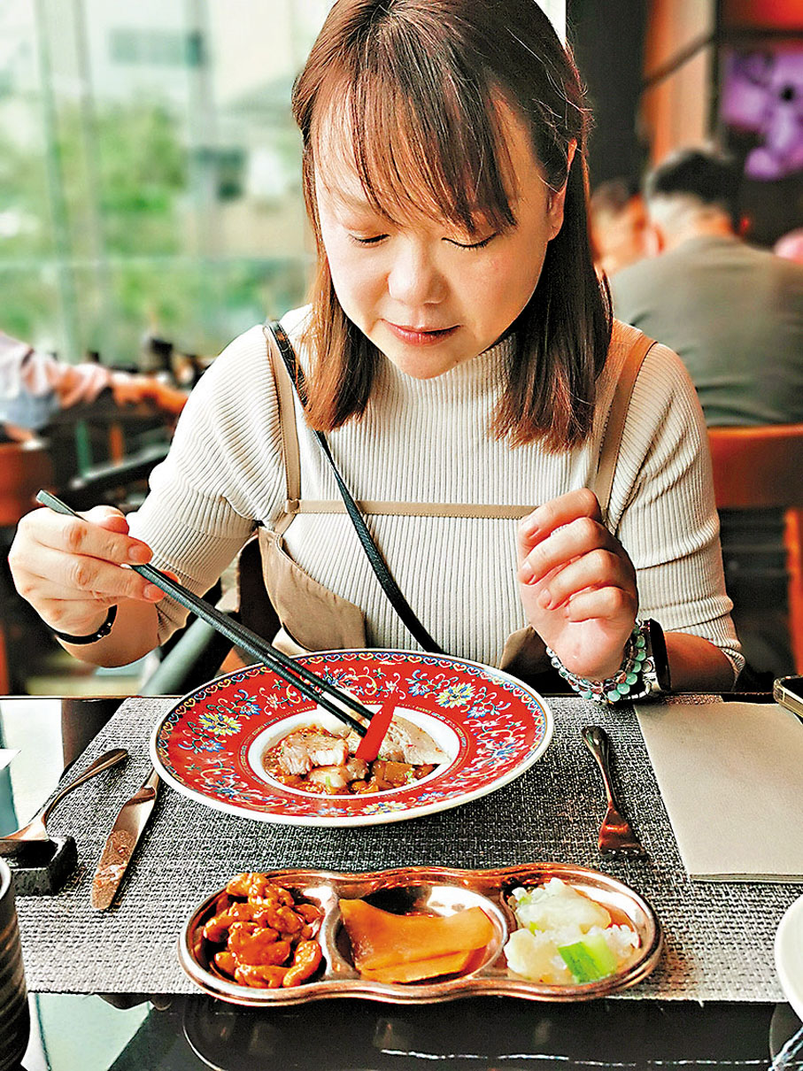 ·王熙鳳 賈母面前的氣度非凡女當家,俗語說是「扮豬食老虎」,為人實為精明能幹、潑辣善妒有手段。王熙鳳給人的印象潑辣,曾以茄鯗和鵪鶉蛋來捉弄劉姥姥,故大廚擷取茄鯗的意念,以雞粒、茄子及麻辣醬炒製成創意版本的「魚香茄子」,並精選黑毛豬腩慢煮後切出三片煎香,置於「茄鯗」上,飾以炸至外脆的鵪鶉蛋,綴以代表「巴辣」及「善妒呷醋」性格的紅辣椒及黑醋珠,將王熙鳳獨特個性以辛香惹味呈現於人前。