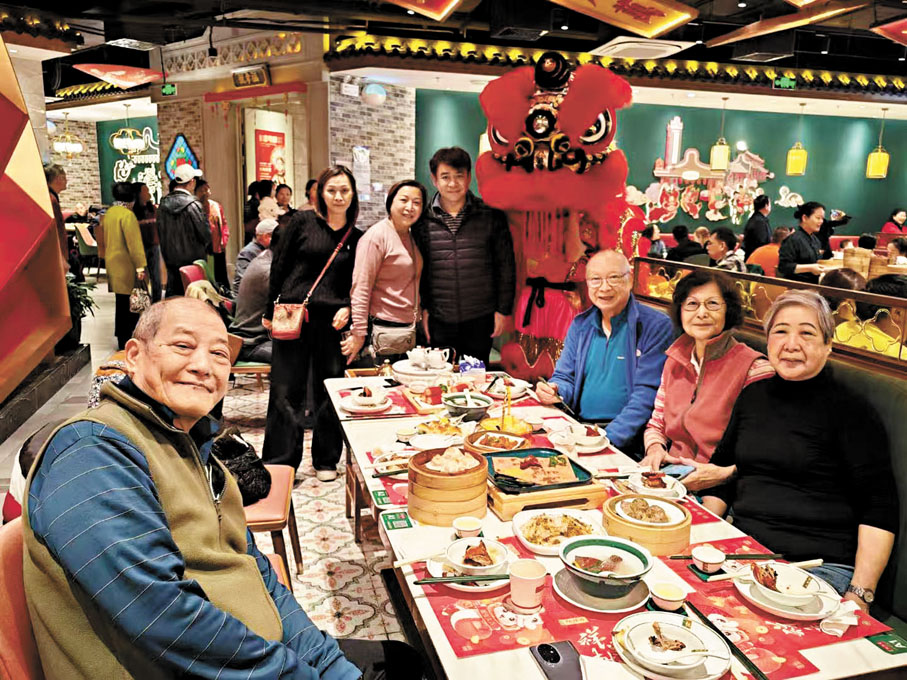 ●龍淑敏(中間黑色衣服)在春節期間與家人在深圳聚餐、遊玩。 香港文匯報深圳傳真