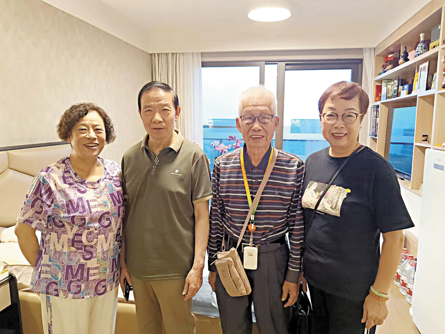 ●王同香(左一)與親家黃惠嫻(右一)四人一起前來深圳鵬園養老, 其樂融融。香港文匯報記者李昌鴻 攝