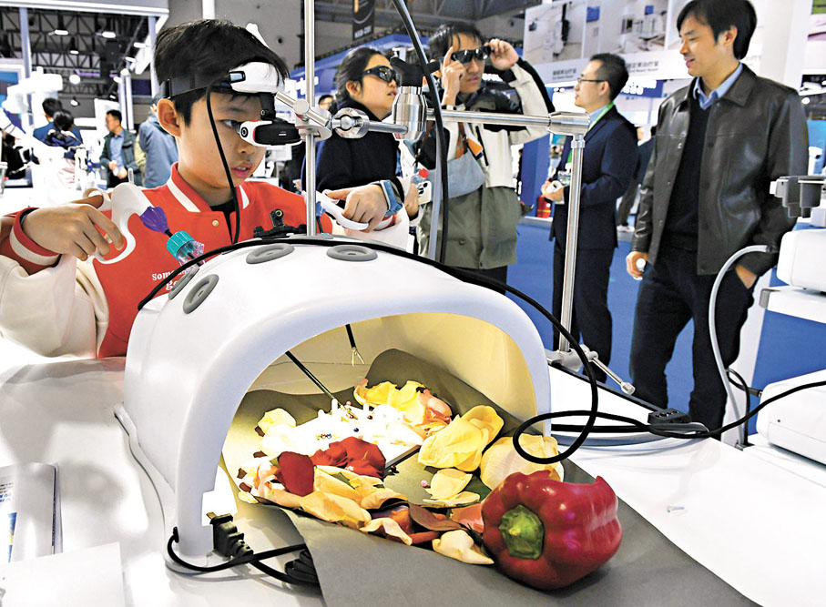 ●信息技術、人工智能等前沿技術驅動產業變革增強,日益成為工業發展新引擎。圖為小朋友通過VR體驗模擬腹腔鏡手術。 中新社