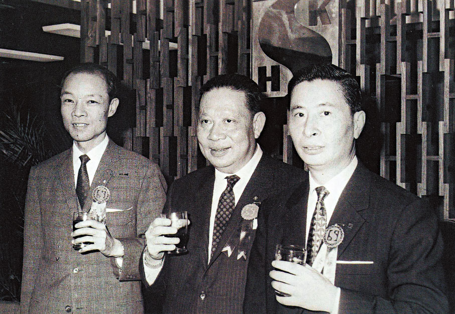 ●李兆基(右)當年在新鴻基企業有限公司開幕酒會上和馮景禧(左)、郭得勝(中)合影。圖片來源︰《李兆基博士傳記》