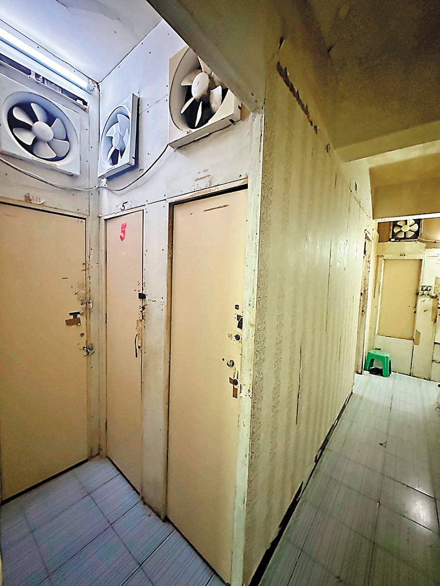 ●孫先生之前居住的劏房,可以看出環境比較逼狹、破舊,床鋪擠迫,僅夠容納一人,而且衞生情況不太理想。 受訪者供圖