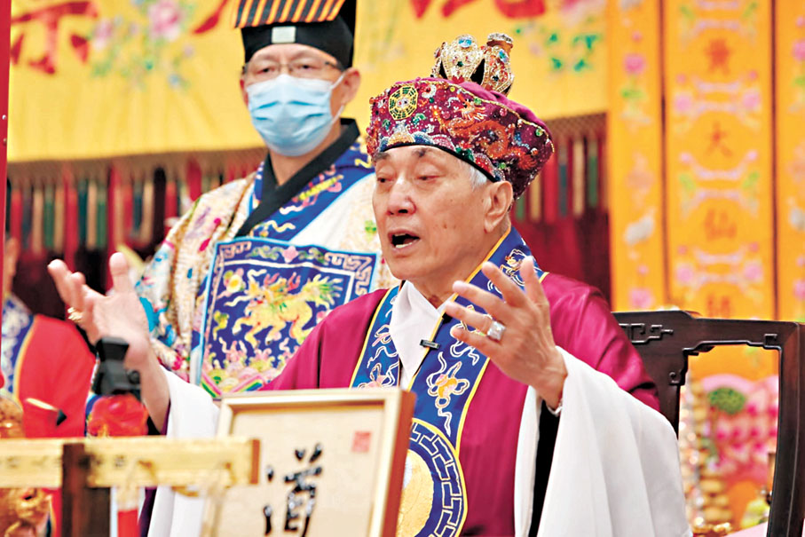 ●李耀輝（右）現為嗇色園黃大仙祠監院。 網上圖片