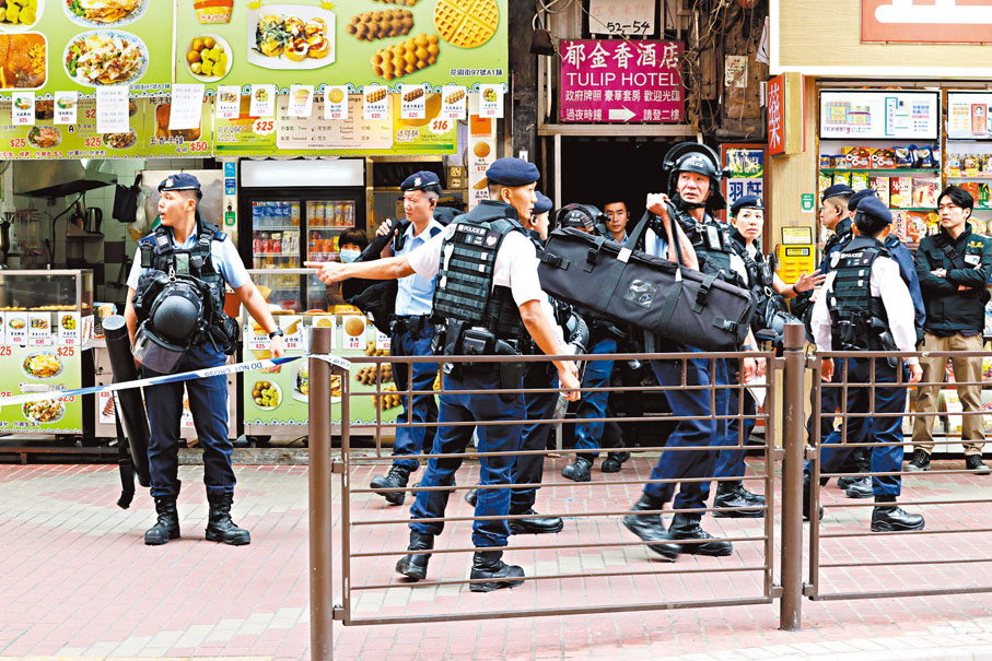 ●帶備爆破工具的警員到場搜捕疑兇。香港文匯報記者劉友光 攝