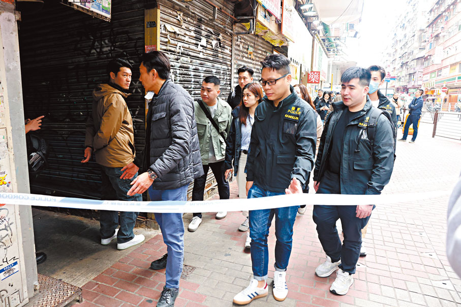 ●重案組探員進入大廈後巷位置調查。香港文匯報記者劉友光 攝