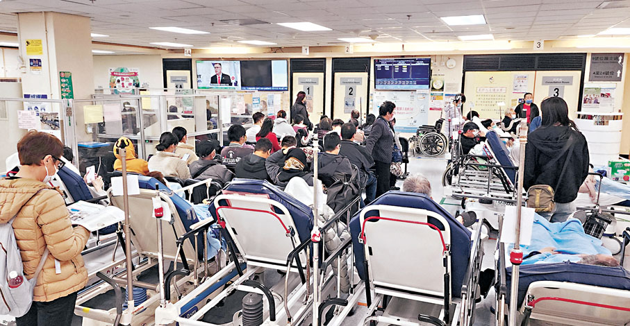●有醫管局前高層認為,公立醫院收費改革有助維持公共醫療持續性。圖為東區醫院急症室。資料圖片