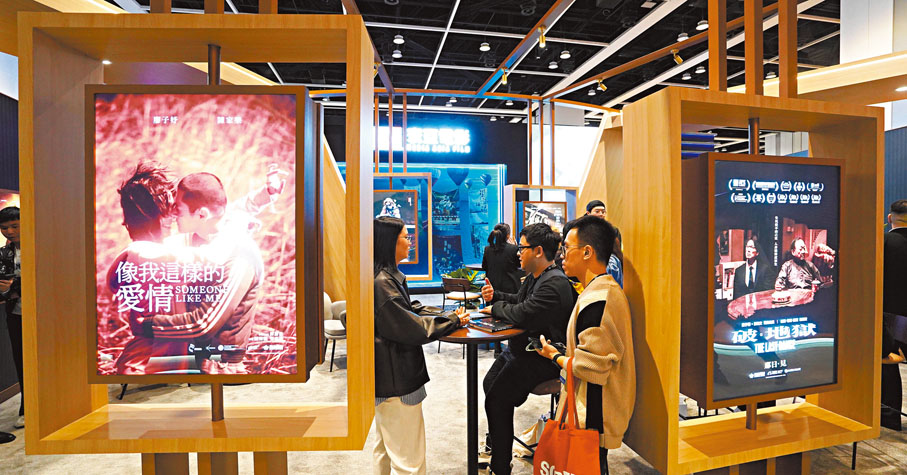 ●工作人員熱情推介香港影視作品。 曾興偉 攝