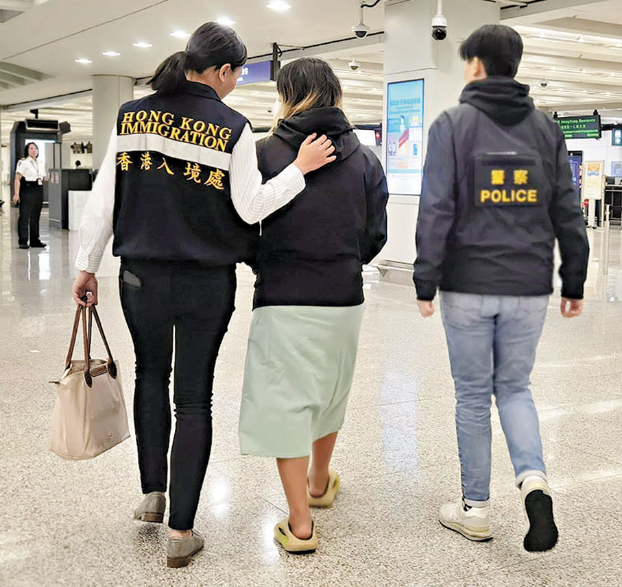 ●留泰助查港人在保安局專責小組成員陪同下抵港。 資料圖片