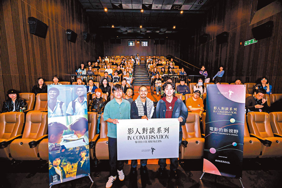 ●董子健和來自日本、越南的青年導演一起參與影人對談。 主辦方供圖