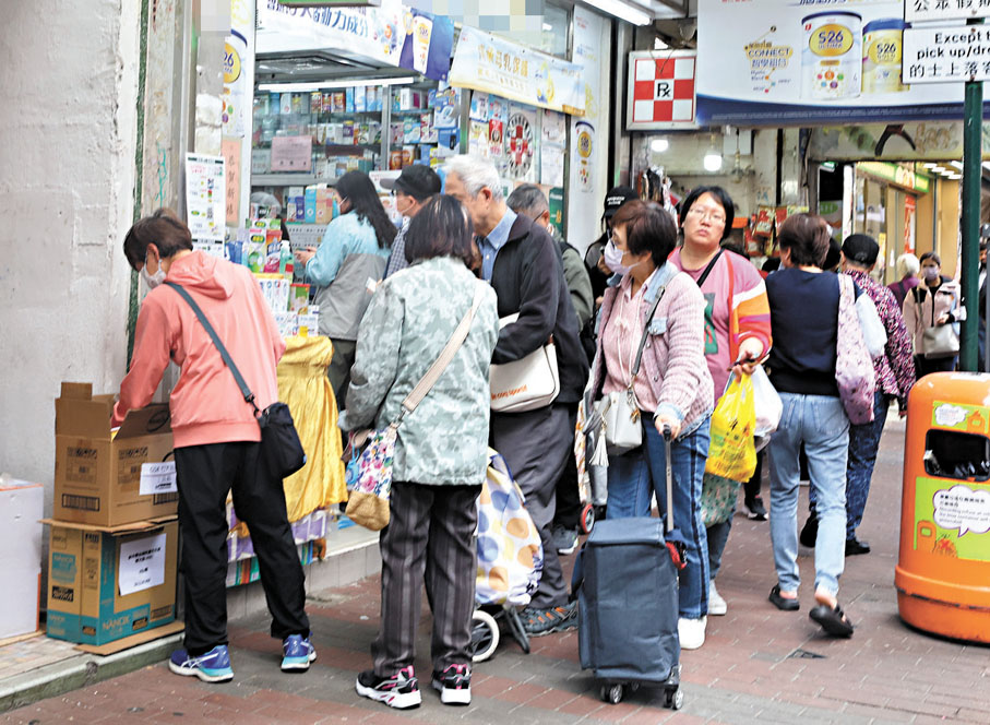 ●藥房店員涉以「無牌行醫」方式為街坊診症兼開藥，引來不少人在門外大排長龍。 香港文匯報記者北山彥  攝
