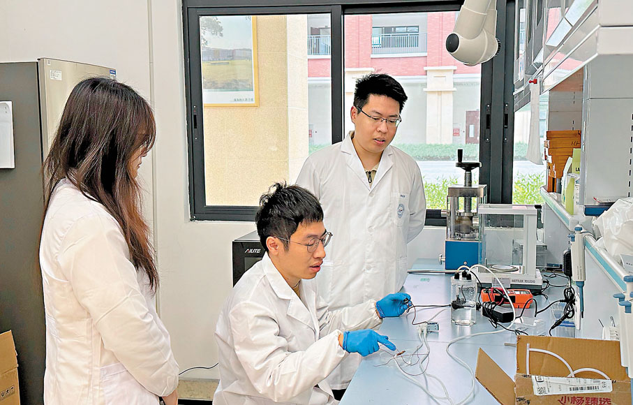 ●廣東提出實施「八大工程」,加快建設高質量教育體系。圖為中山大學的科研實驗室中,幾名師生在做研究。 香港文匯報記者盧靜怡 攝