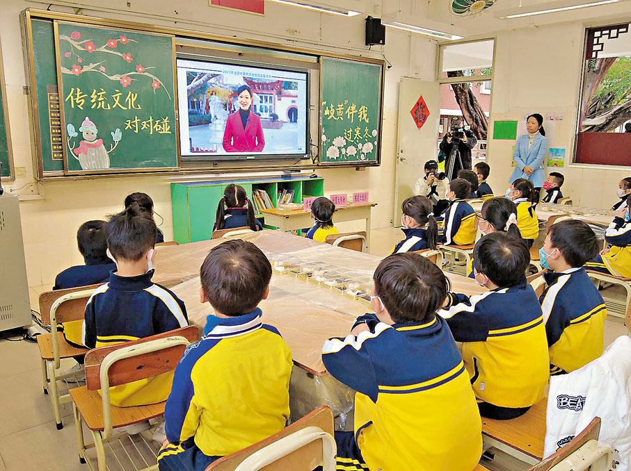 ●越來越多的公辦學校正探索開設港澳子弟班。圖為廣州朝天小學港澳子弟班學生在課堂上學習傳統節日知識。資料圖片