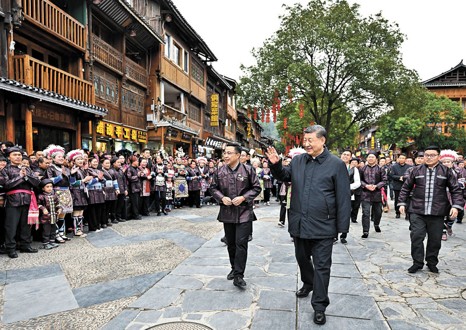 ● 3月17日至18日,中共中央總書記、國家主席、中央軍委主席習近平在貴州考察。這是17日下午,習近平在黔東南州黎平縣肇興侗寨考察結束時,同鄉親們揮手道別。 新華社