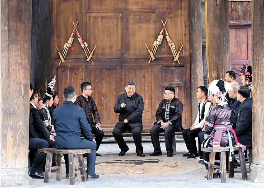 ●17日下午,習近平在黔東南州黎平縣肇興侗寨考察時,在信團鼓樓同村幹部和村民代表圍坐在火塘邊,共話鄉村全面振興。 新華社