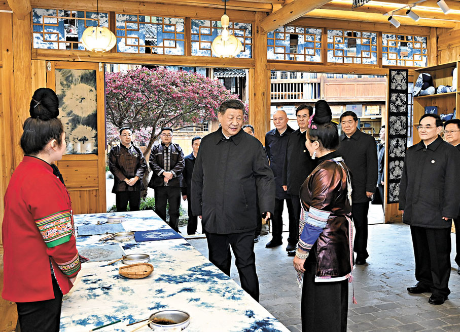 ●17日下午，習近平在黔東南州黎平縣肇興侗寨侗鄉特色產業基地考察。新華社
