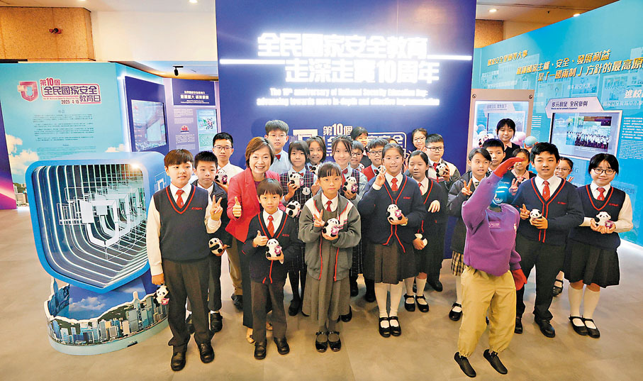 ●第十個全民國家安全教育日專題展覽開幕典禮,蔡若蓮與同學及機器人導賞員合照。香港文匯報記者郭木又 攝